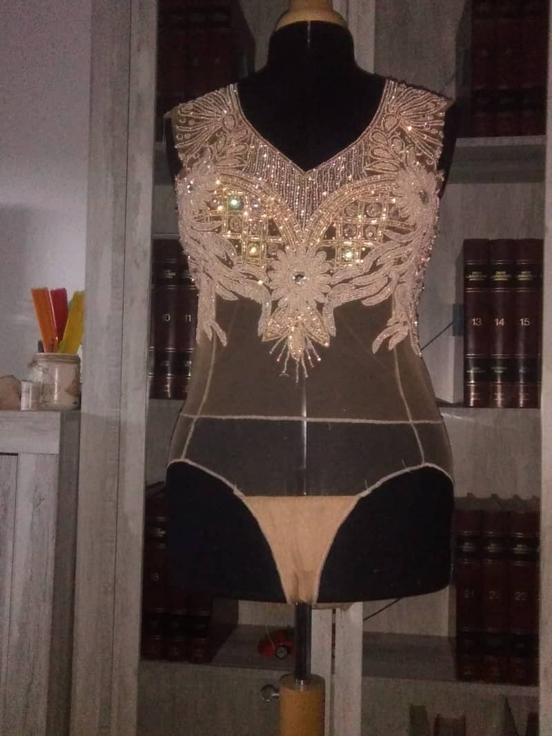 Body nude con tul y bordado de pedrería